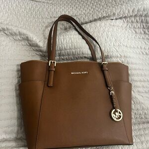 Michael Kors, large jet set tote – color luggage